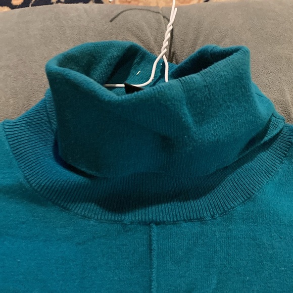 Teal sleeveless turtleneck - Picture 3 of 3